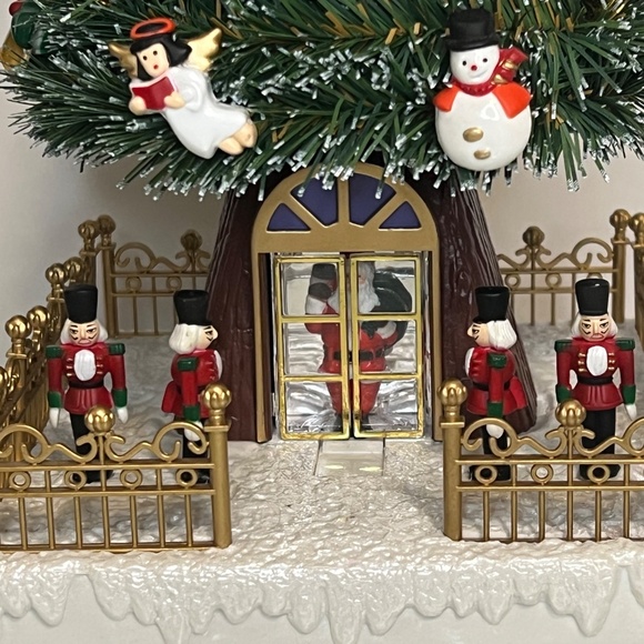 Maisto Evergreen Sentry 1995 Animated Illuminated Musical Tree Santa NIB 12” - Picture 6 of 16